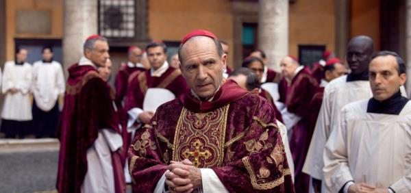 Ralph Fiennes in Cardinal clothes