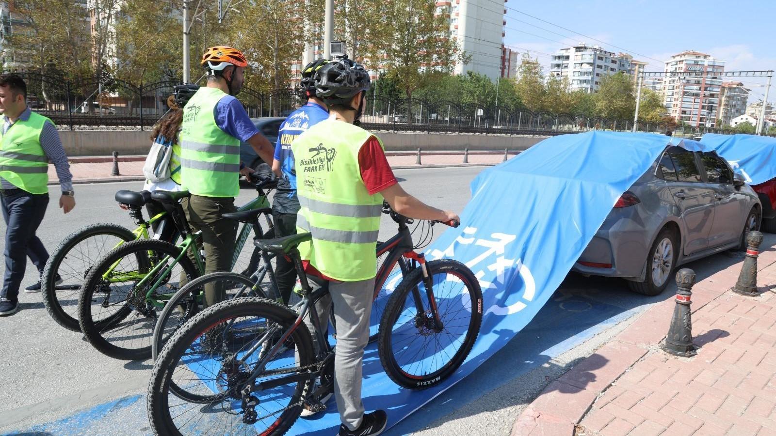 Cyclists drape cars on bicycle paths with tarps in Konya protest