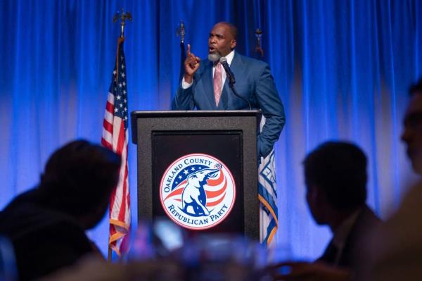 Former Detroit Mayor Kwame Kilpatrick is now praising the man Donald Trump for freeing him from prison.