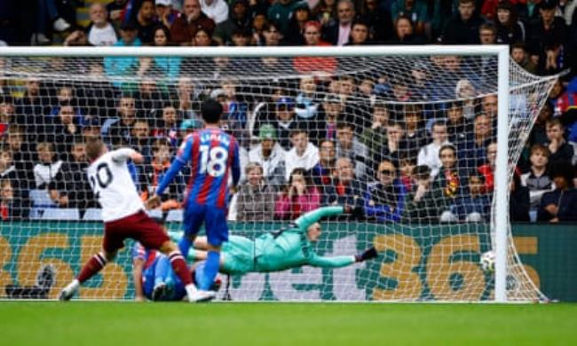 Jarrod Bowen scores West Ham’s second goal against Crystal Palace.