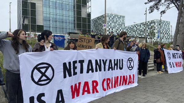 荷兰警方在法院外拘留19人，因反内塔尼亚胡抗议