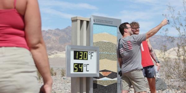 The ‘heat seekers’ in search of selfies with scorching temperature readings