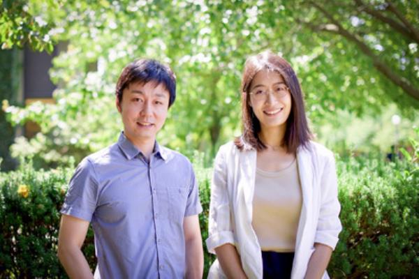这是参与该研究的两位研究人员的户外肖像。
