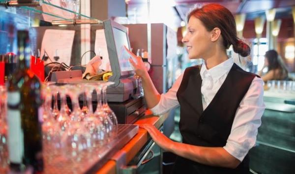 bartender getty wavebreakmedia