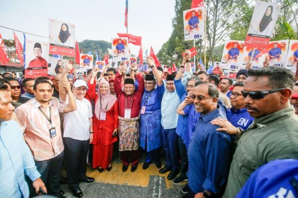 Pakatan’s Juwairiya goes one-on-one with ex-boss Perikatan’s Azmin in Hulu Kelang