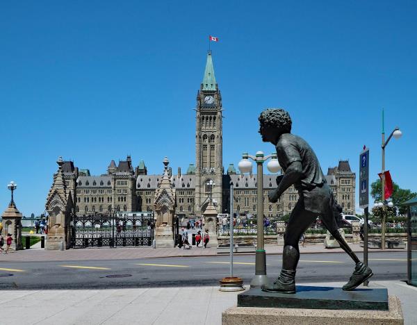 Photo of statue of Terry Fox with the Parliament buildings in the background