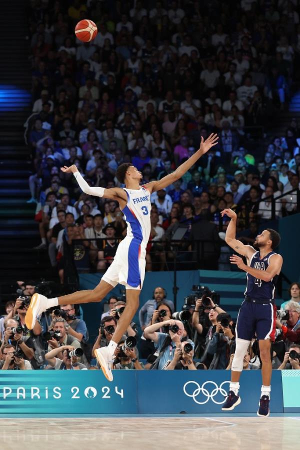 Stephen Curry #4 of Team United States shoots over Victor Wembanyama #32 of Team France during the Men's Gold Medal game between Team France and Team United States on day fifteen of the Olympic Games Paris 2024 at Bercy Arena on August 10, 2024.