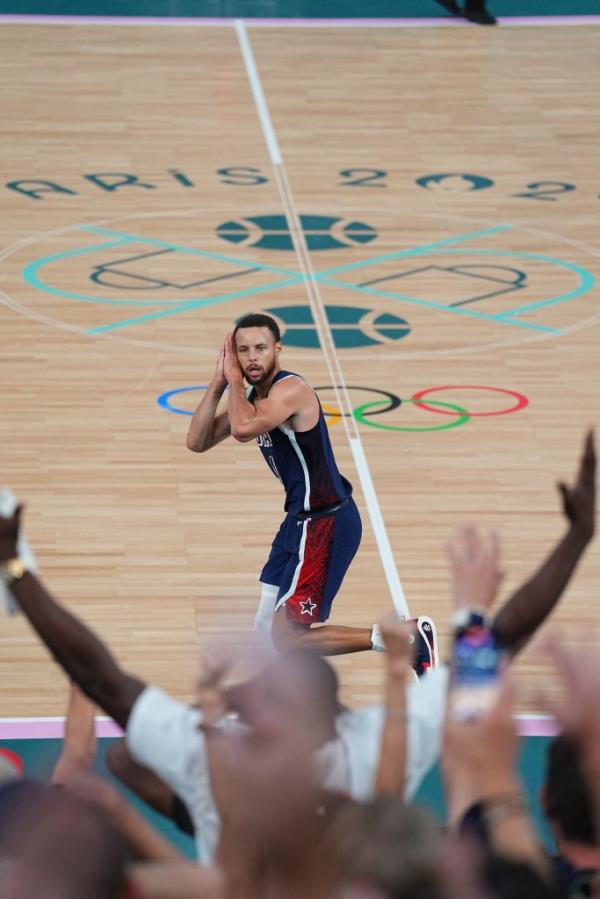 Stephen Curry celebrates during the game during the Mens Gold Medal game at the AccorHotels Arena on August 10, 2024 in Lille, France.