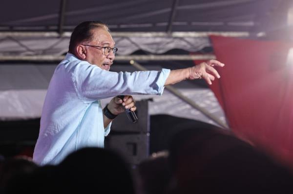 Anwar claims Dr Mahathir, Muhyiddin behind plot to ban Umno post GE14; now targeting Zahid to win votes for state polls