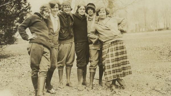 Family Photo of Flappers From the 1920s {1920s Slang}