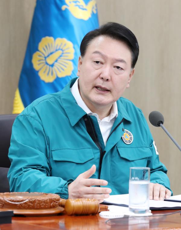韩国总统尹锡烈周四在首尔总统府内阁会议上发表讲话。(韩联社)