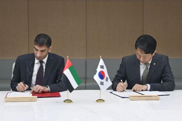 UAE　Minister　of　State　for　Foreign　Trade　Thani　bin　Ahmed　Al　Zeyoudi　(on　left)　and　Korean　Trade　Minister　Ahn　Deok-geun　sign　a　bilateral　Comprehensive　Economic　Partnership　Agreement　(CEPA)　in　Seoul　on　Oct.　14,　2023.　(Courtesy　of　Korea's　Trade　Ministry)