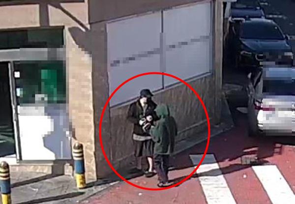 A photo of a transaction of cigarettes allegedly purchased by proxy from a suspect to a teenager (Jeju Municipal Police)