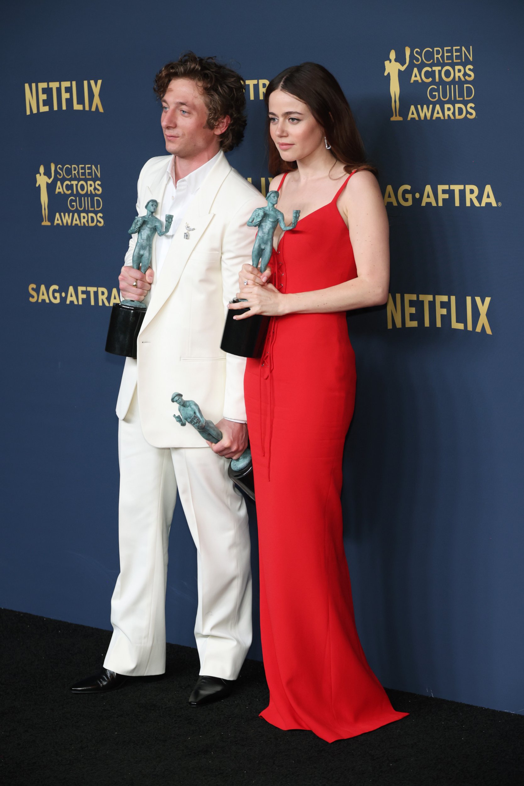 Jeremy Allen White and Molly Gordon pose with SAG awards on the carpet