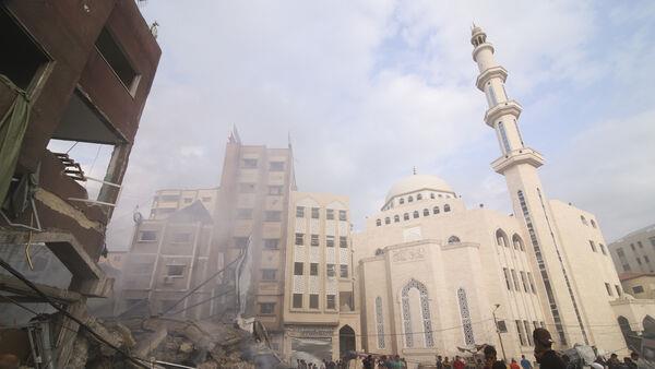 Israel strikes neighbourhood after neighbourhood in sealed-off Gaza