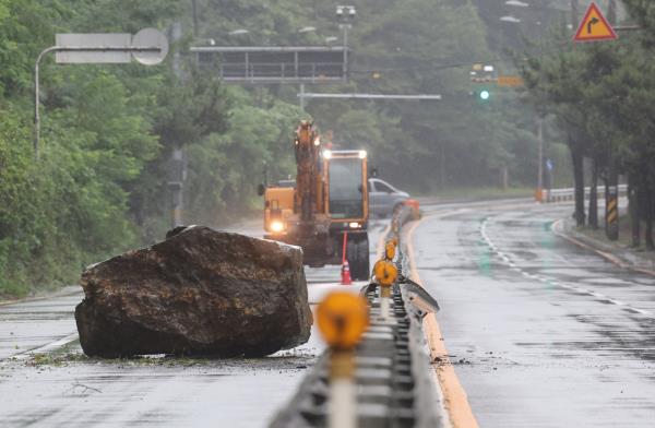 Traffic is blocked on a road in the southeastern city of Ulsan due to the impact of Typhoon Khanun. (Yonhap)