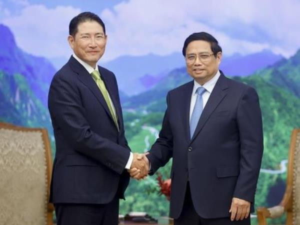Hyosung Group Chairman Cho Hyun-joon (L) shakes hands with Vietnamese Prime Minister Pham Minh Chinh in Hanoi, Vietnam, on Oct. 14, 2024, in this photo provided by Hyosung Group. (PHOTO NOT FOR SALE) (Yonhap)