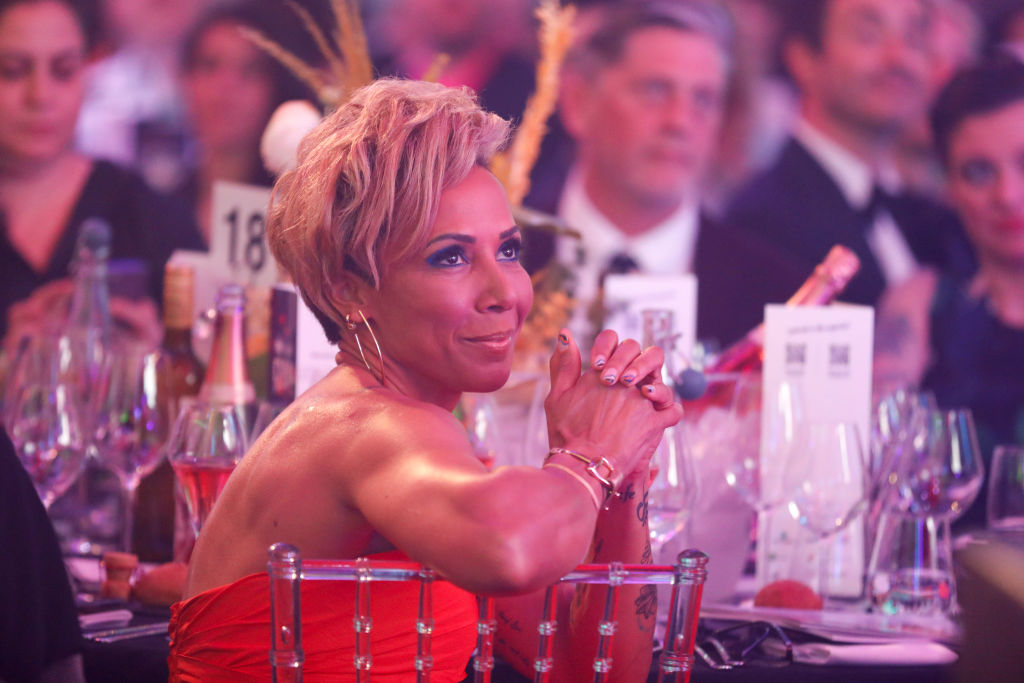 Kelly Holmes at an awards show 