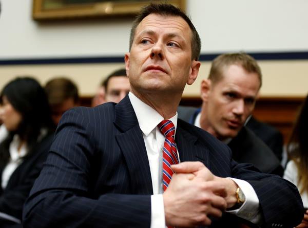 FBI副助理主任彼得·斯特佐克在众议院司法和监督与政府改革联合听证会上作证时身穿西装和领带坐着
