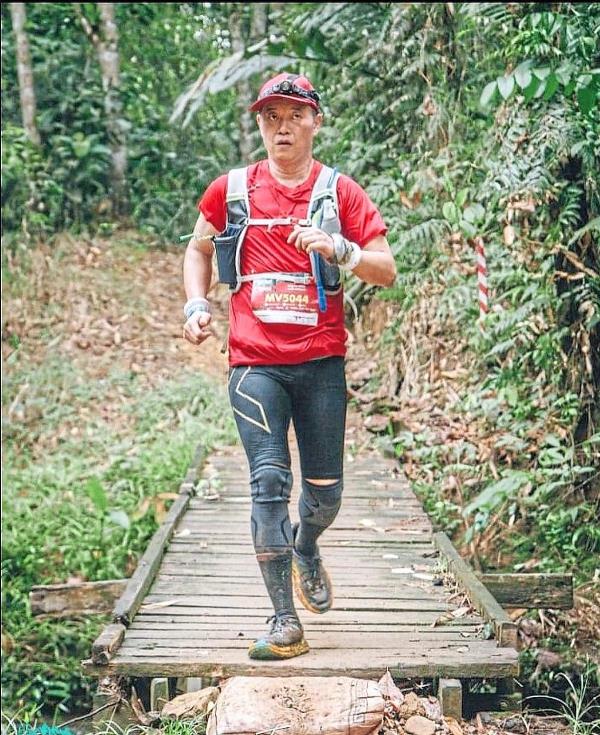 Kong goes jogging and hiking several times a week.