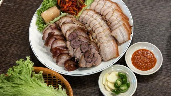 ‘Jokbal’ and ‘bossam’, Korean braised pig’s trotters and pork belly, are at the centre of Wang Jok Korean Restaurant in Desa Sri Hartamas