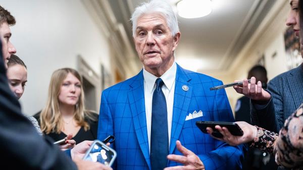 众议院小企业委员会主席、德克萨斯州共和党议员罗杰·威廉姆斯(Roger Williams)牵头致信商务部副部长艾伦·埃斯特维兹(Alan Estevez)，讨论商务部暂停发放枪支出口许可证的问题。(Tom Williams/CQ-Roll Call, Inc . via Getty Images)