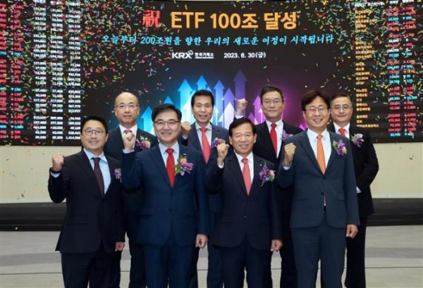 S.Korea's　ETF　market　reached　100　trillion　won　(　billion)　in　net　asset　value　in　June　2023.　Samsung　Asset's　CEO　Seo　Bong-kyun　poses　at　far　left