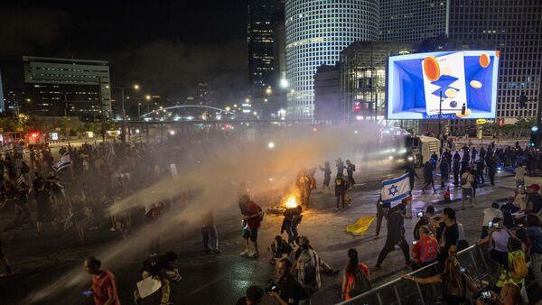 Israeli police scuffle with protesters in huge demo against Netanyahu government