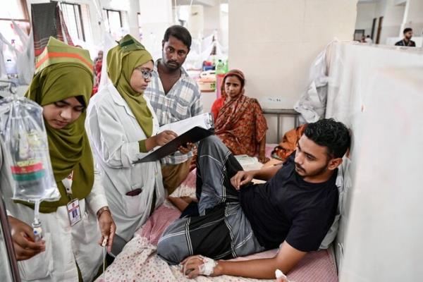 A dengue patient receives treatment at a hospital in Dhaka, Bangladesh, on Sept. 28, 2024. (AFP)