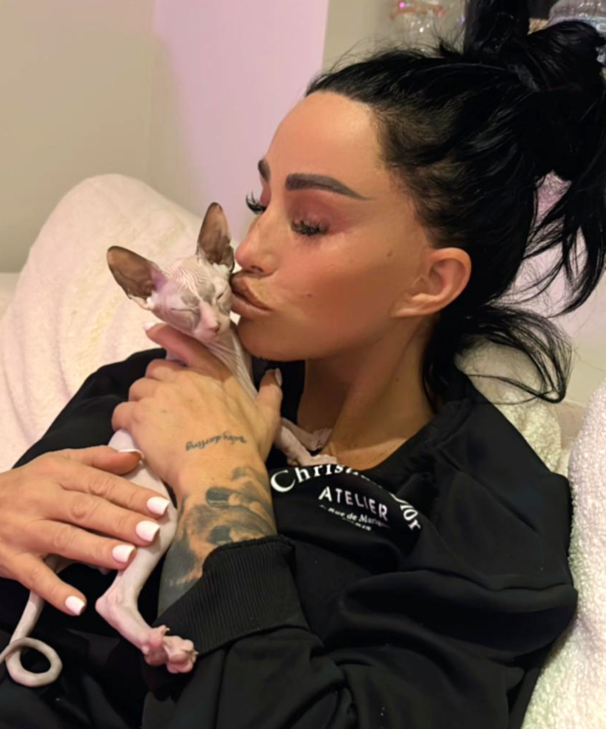 Katie Price kissing her new kitten called Daisy
