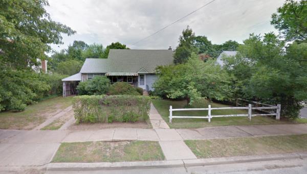 特蕾莎·德卢西亚的前家，位于Syosset的76 Wyoming Ct.，在谷歌地图上显示。
