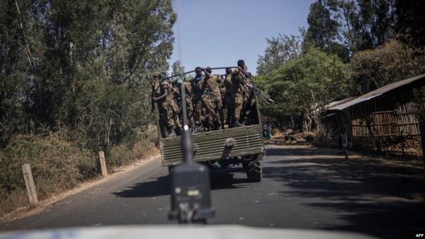 FILE - 埃塞俄比亚国防军士兵在阿姆哈拉地区的Aykel附近，沿着连接贡达尔和苏丹边界的道路上行驶，时间为2024年2月27日。