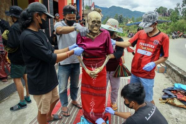 How bond lasts beyond death: In Indonesia, Toraja people dress up the dead in weeks-long ritual