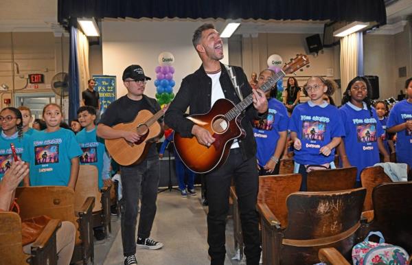 Multi-platinum pop singer Andy Grammer surprised the acclaimed P.S. 22 chorus in Staten Island Tuesday afternoon.