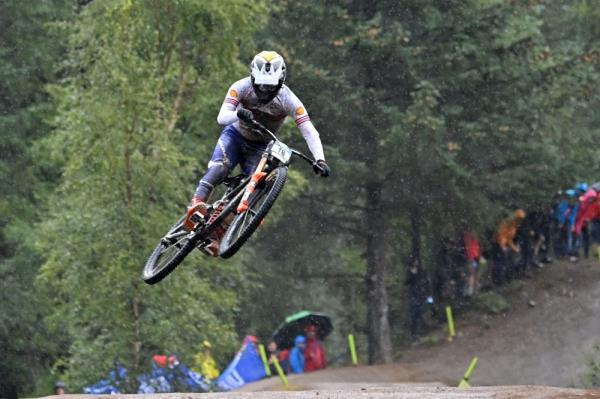 ‘Cold and shaking’ Hatton wins mountain bike world gold