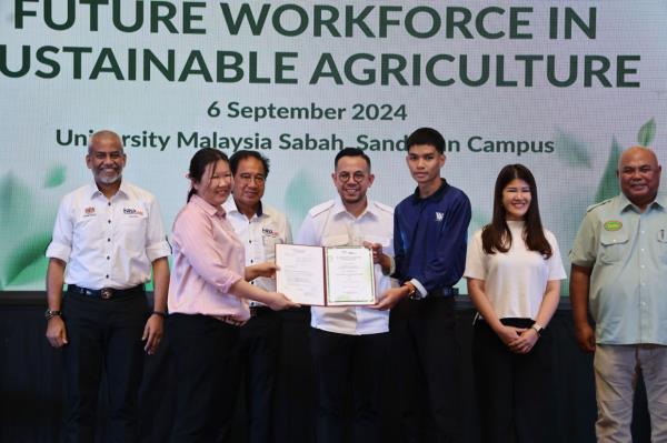 Human Resources Minister Steven Sim Chee Keong (fourth left) witnessing the presentation of Letter of Intent to one of the recipients at the Future Workforce in Sustainable Agriculture Forum at Universiti Malaysia Sabah, Sandakan campus on Friday (Sept 6).