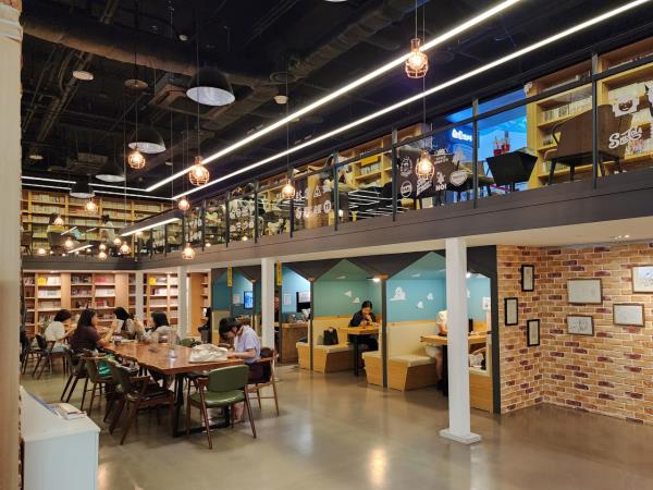 Visitors read manhwa at Comics Cafe. (Hwang Dong-hee/The Korea Herald)