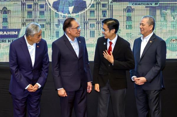 首相安华：首相奖学金计划提升年轻人对政府政策和工作文化的理解