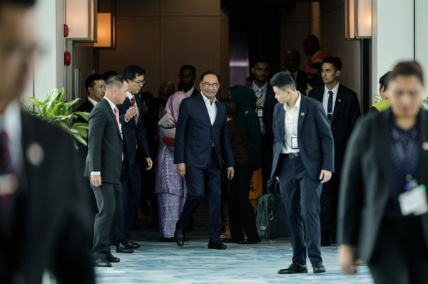 安华总理抵达新加坡进行为期一天的工作访问