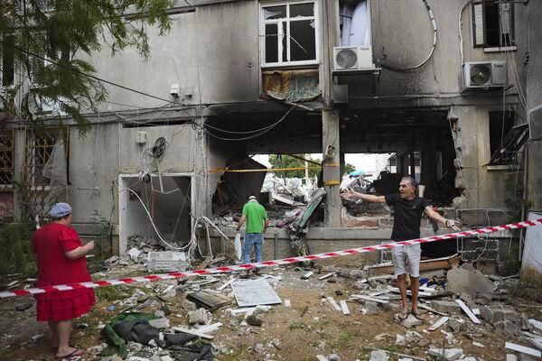 Israelis inspect a damaged residential building after it was hit by a rocket fired from the Gaza Strip, in Ashkelon, Israel, Monday, Oct. 9, 2023. (AP Photo/Erik Marmor) Israelis inspect a damaged residential building after it was hit by a rocket fired from the Gaza Strip, in Ashkelon, Israel, Monday, Oct. 9, 2023. (AP Photo/Erik Marmor)