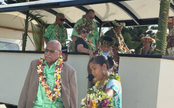 斐济总理Sitiveni Rabuka（左）抵达艾图塔基岛参加太平洋岛国论坛领导人静修。