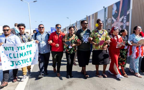 太平洋岛屿活动人士在埃及COP27抗议，要求气候行动和损失赔偿