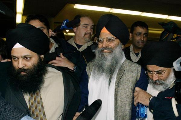 Sikh activist Ripudaman Singh Malik smiles as he leaves Vancouver court after verdict in Air India bombing. Sikh activist Ripudaman Singh Malik (C) smiles as he leaves a Vancouver court March 16, 2005, after being found not guilty in the 1985 bombing of an Air India flight off the Irish coast. Malik and his co-accused were both freed after a Surpreme Court judge ruled testimony against them was not credible. REUTERS/Lyle Stafford