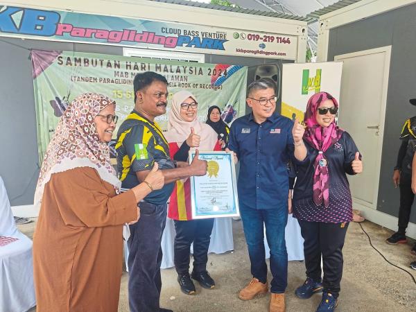 George (second from left) receives the certificate from Malaysia Book of Records chief executive officer Christopher Wong (second from right).