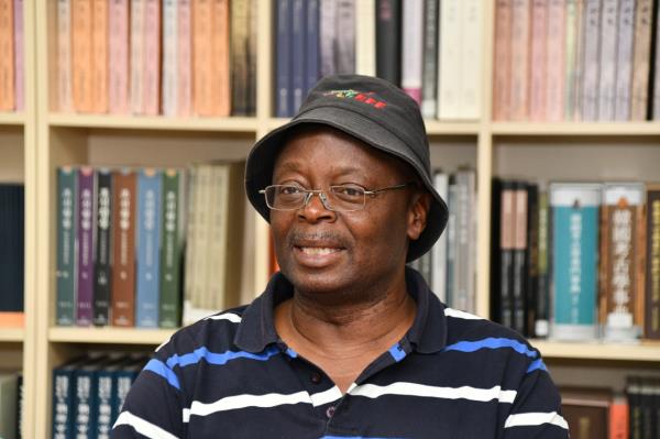 Director-General of ICCROM Webber Ndoro, speaks during an interview held at the Pungnaptoseong Excavation and Research Office, located in Songpa-gu, central Seoul, Wednesday. (CHA)