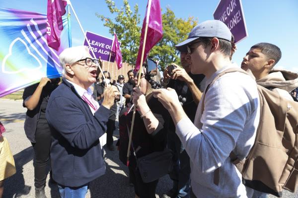 反对者冲到了CUPE安大略省总裁弗雷德·哈恩面前，当一大群支持2SLGBTQ+权利的倡导者在北约克的维多利亚公园中学举行了为期一天的集会，日期为2023年9月22日。