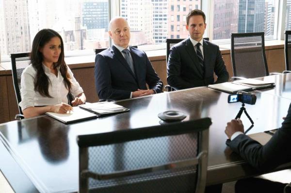 SUITS -- Episode 712 -- Pictured: (l-r) -- (Photo by: Ian Watson/USA Network)
about: Rachel (Meghan Markle) and Mike (Patrick J. Adams) team up to defend a client.