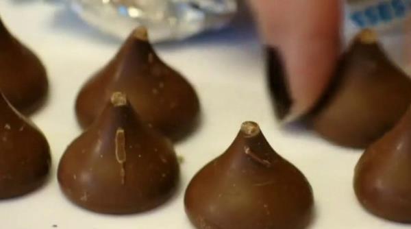 Hershey's Kisses teardrop shape at center of trademark dispute