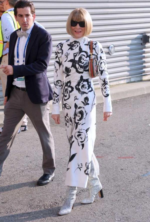 安娜·温图尔在纽约2024年美国公开赛开幕式上穿着一条长白色裙子,上面有黑白色花卉图案