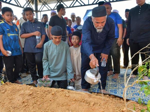 Elmina plane crash: Khairil Azwan laid to rest in Bentong